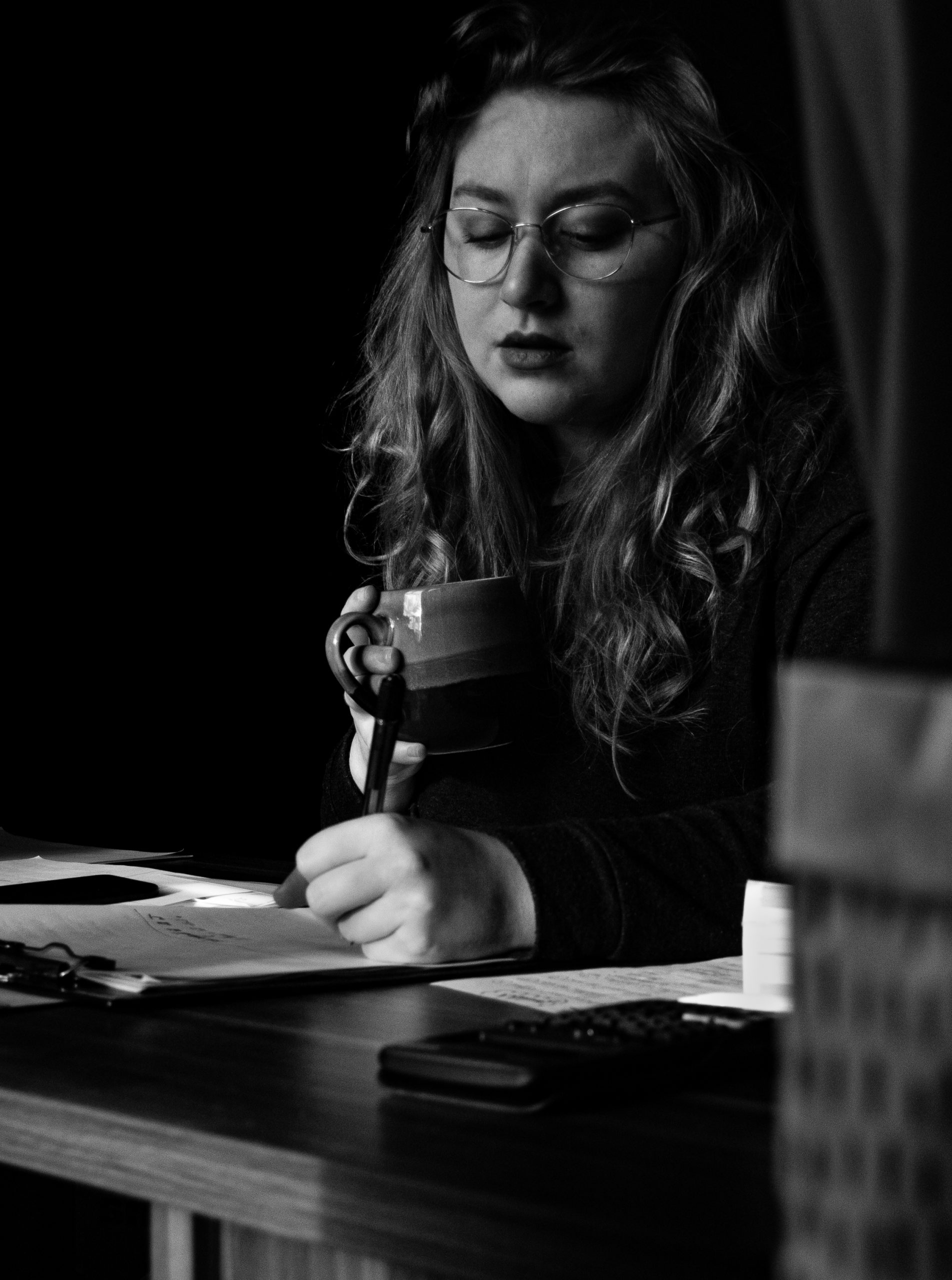 LowKey Selbstporträt, schwarz-weiß, konzentriert arbeitend